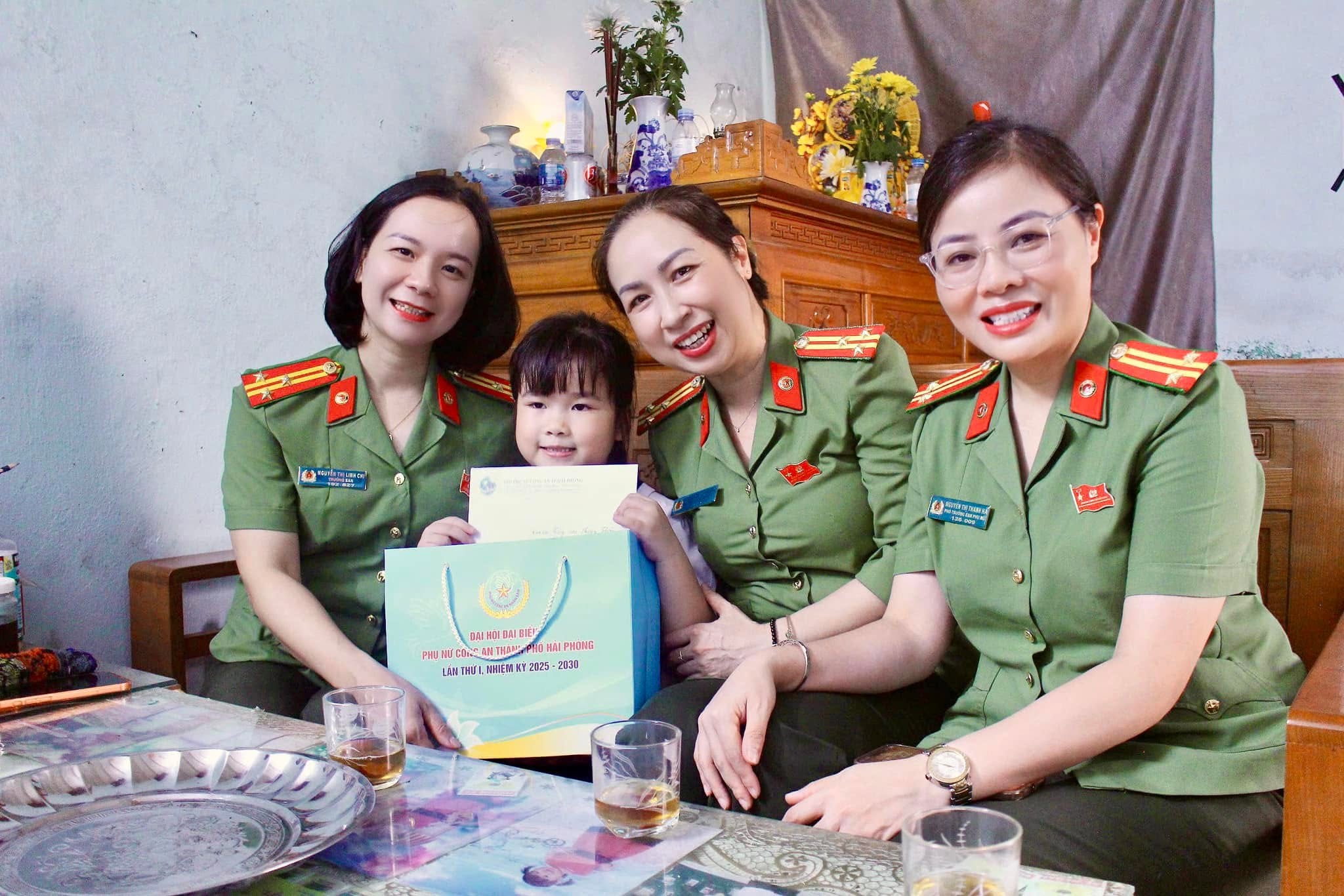 Hội phụ nữ Công an thành phố Hải Phòng trao yêu thương - gửi niềm tin, cùng các con đón năm học mới